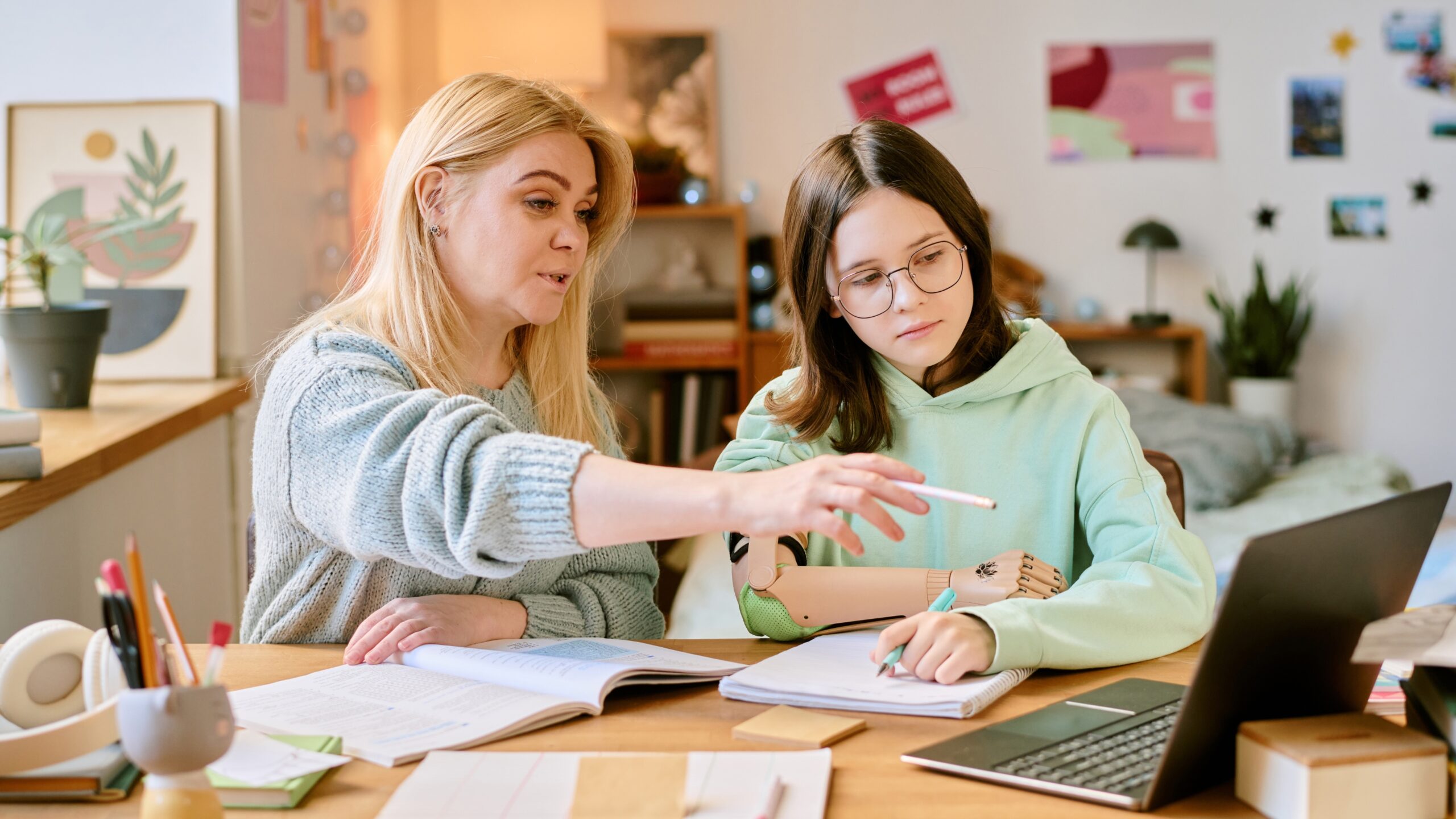 Student learning online at home with guidance from a mentor, showing the best courses to learn online without a degree that actually work in 2026.