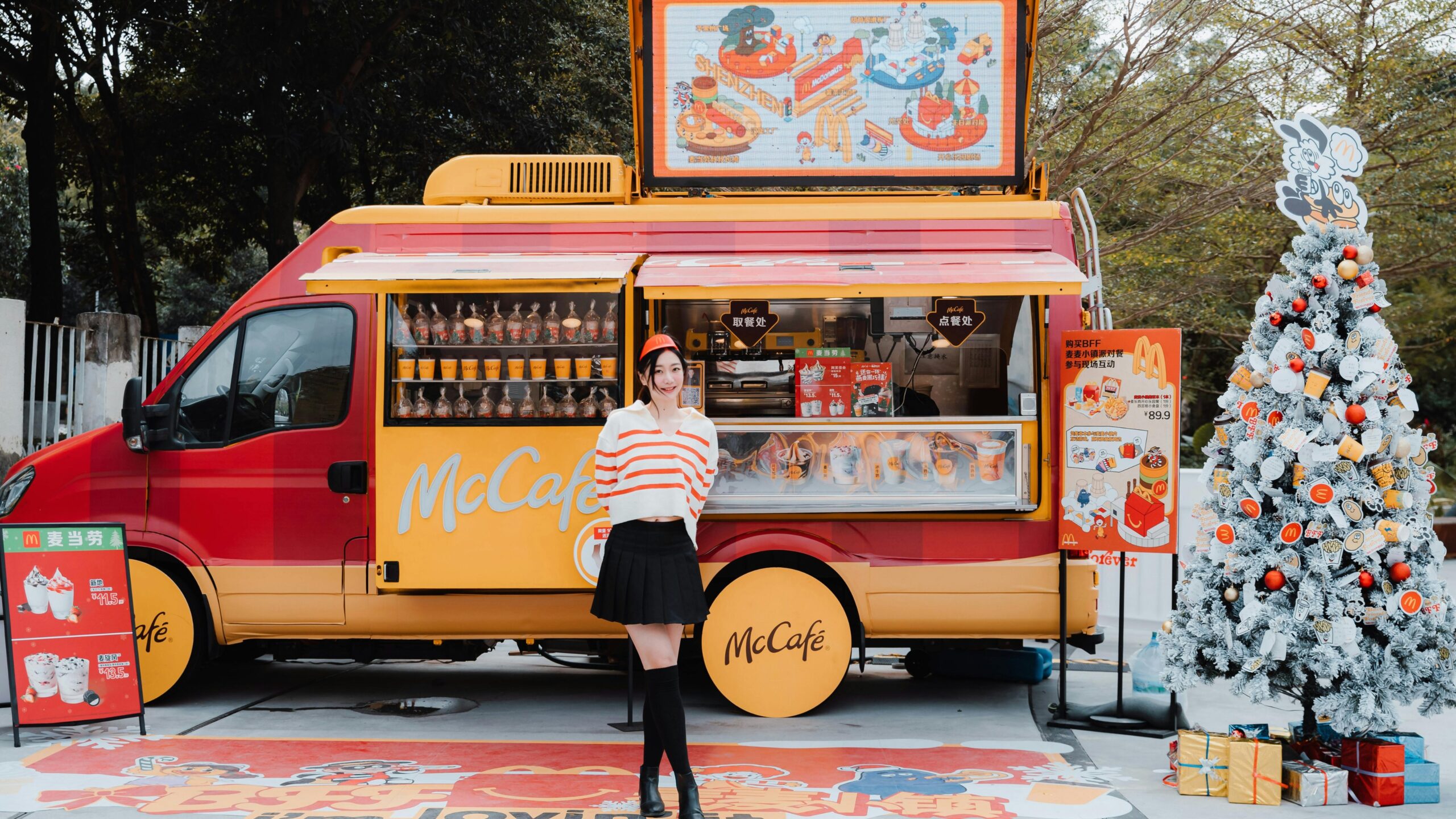 Franchise opportunities for beginners: low-investment ideas with high returns showcased through a mobile café franchise setup