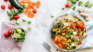 Personalized Nutrition: Science-Backed Plans for Proactive Health illustrated with a balanced bowl of quinoa, broccoli, carrots, and fresh vegetables