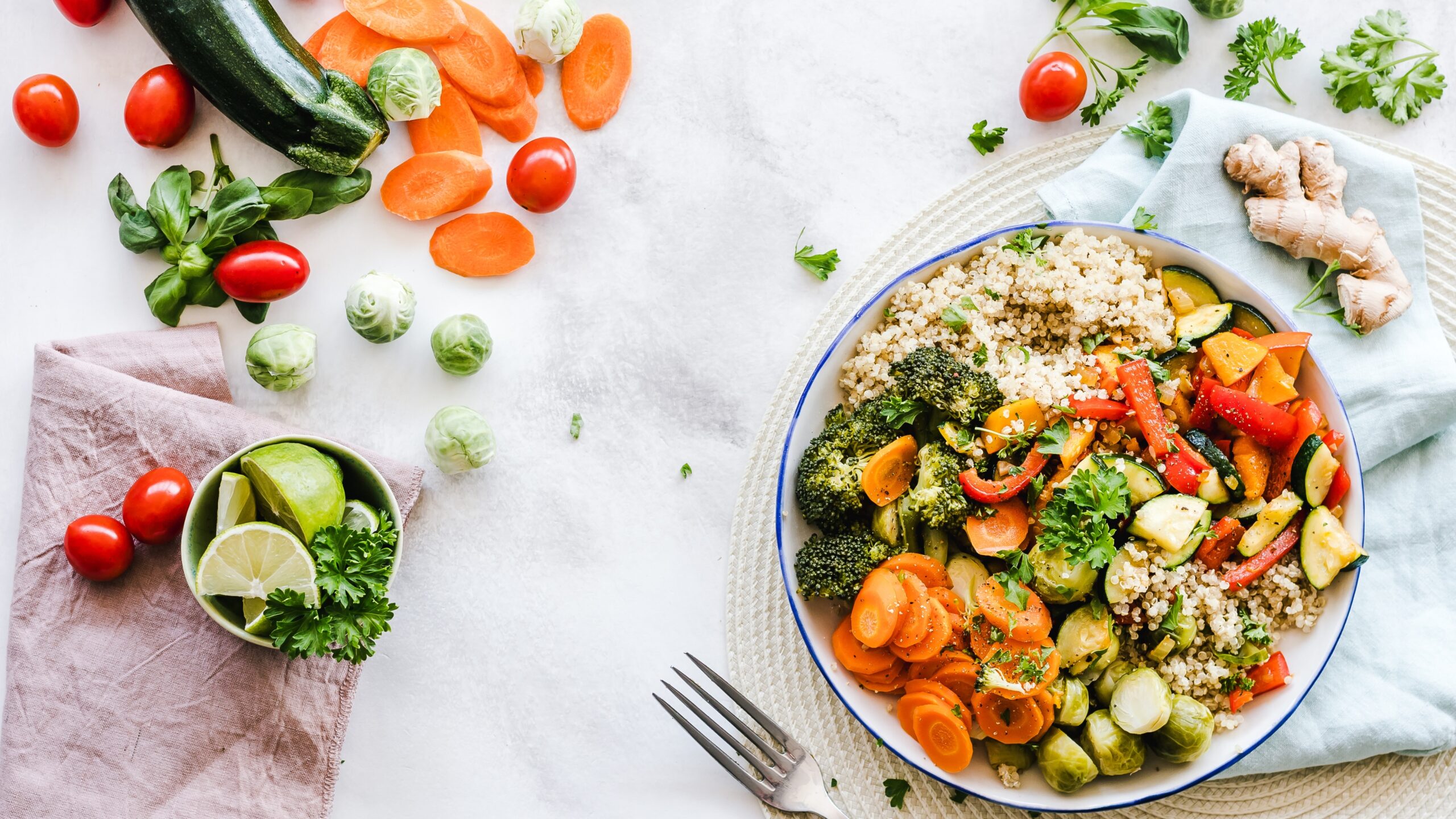 Personalized Nutrition: Science-Backed Plans for Proactive Health illustrated with a balanced bowl of quinoa, broccoli, carrots, and fresh vegetables