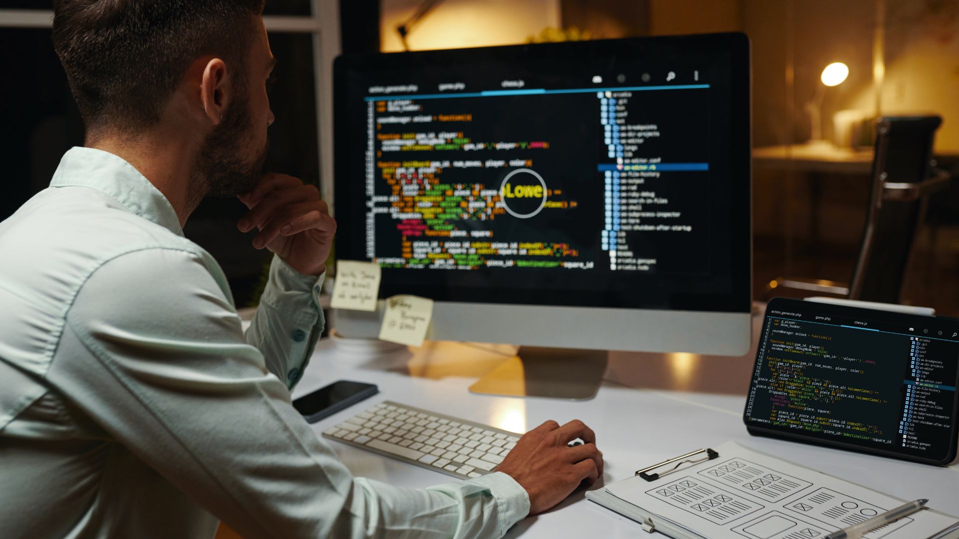 Python Programming for Beginners: Free Projects to Build a Portfolio – beginner developer writing Python code on desktop and laptop at a modern workspace